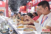八字详批“嗦粉”经济火热 中国多地“食力”出圈