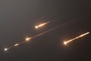 八字详批伊朗以导弹齐射回应以色列的大规模袭击